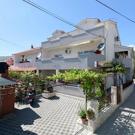 In With Terrace, Air Conditioning, Wifi, Washing Machine 4215-1 * Трогир