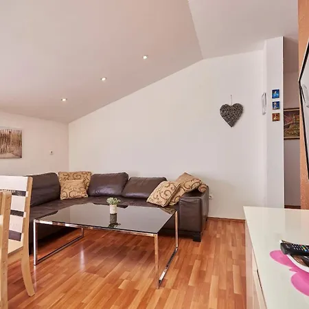 In With Terrace, Air Conditioning, Wifi, Washing Machine 4215-1 Трогир