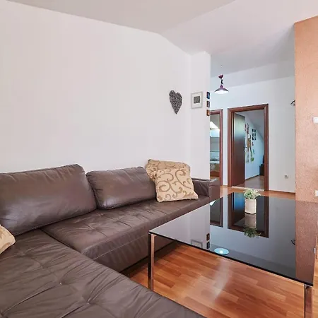 Apartament In With Terrace, Air Conditioning, Wifi, Washing Machine 4215-1 *