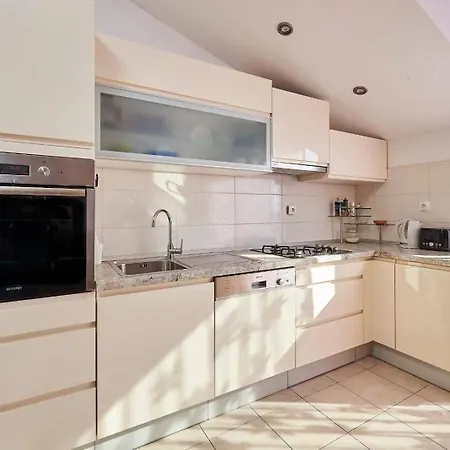 In With Terrace, Air Conditioning, Wifi, Washing Machine 4215-1 شقة *