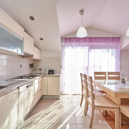 In With Terrace, Air Conditioning, Wifi, Washing Machine 4215-1 شقة تروغير