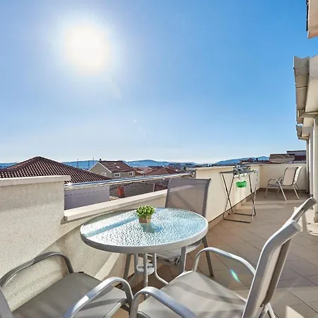 شقة In With Terrace, Air Conditioning, Wifi, Washing Machine 4215-1 تروغير