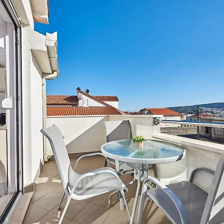 In With Terrace, Air Conditioning, Wifi, Washing Machine 4215-1 شقة *