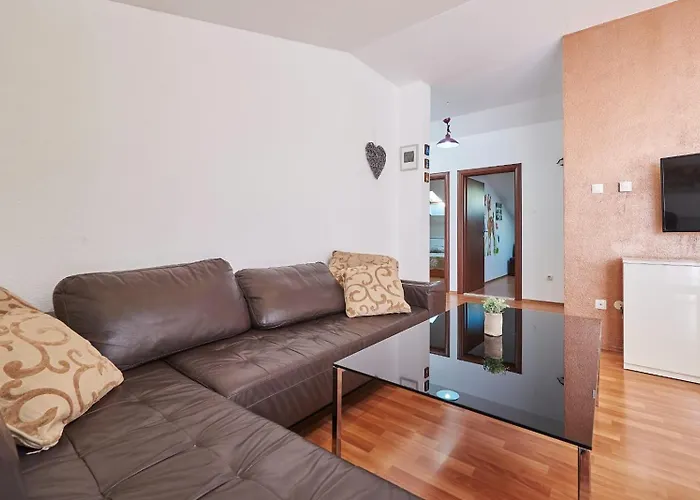 Appartement In With Terrace, Air Conditioning, Wifi, Washing Machine 4215-1 *